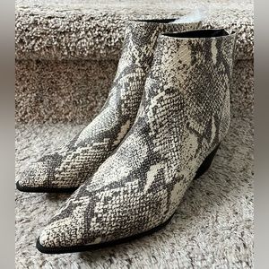 🆕 Snakeskin Faux Leather Boots Adorable Zipper Back Size 8 Pointy Toe NEW